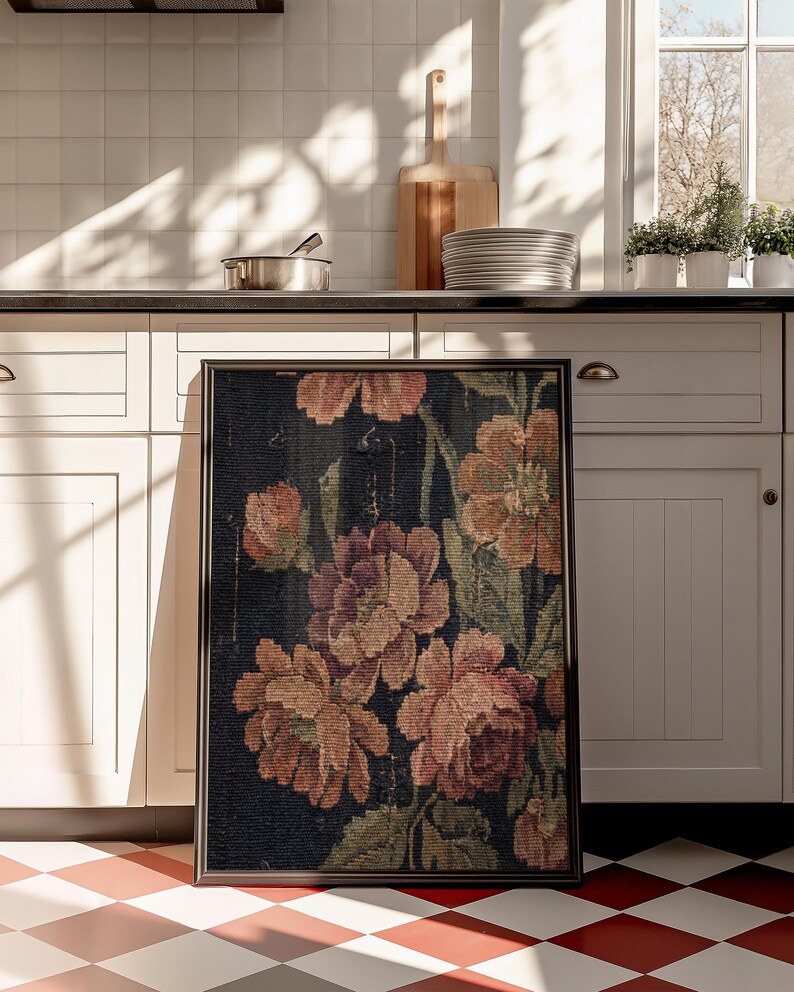 Puede incluir: Un tapiz floral enmarcado con grandes flores estilizadas en tonos melocot&oacute;n, rosa y verde sobre un fondo azul oscuro. El tapiz se exhibe sobre un suelo a cuadros rojos y blancos en un entorno de cocina.