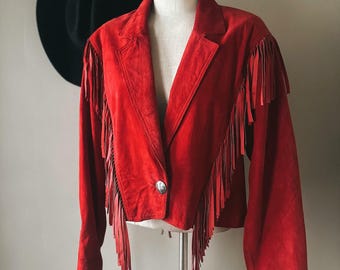 Chaqueta de ante rojo con flecos: abrigo vaquera estilo western, atuendo retro de rodeo, ropa bohemia para festivales, ropa vintage de ante.