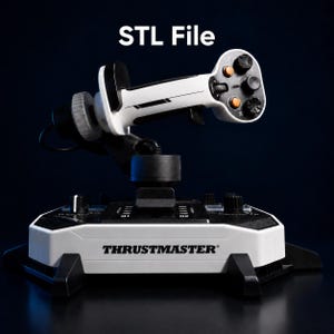 Könnte beinhalten: Ein weiß-schwarzer Thrustmaster Flug-Joystick mit orangefarbenen Tasten und einem oben montierten Steuergriff. Die Basis trägt den Schriftzug Thrustmaster und das Bild enthält den Text STL File oben vor einem dunklen Hintergrund.