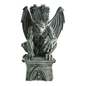 Puede incluir: Una estatua de gárgola gris con grandes alas, posada sobre una base decorativa. La estatua tiene una superficie detallada y texturizada y una expresión feroz. La gárgola es una escultura de estilo gótico.