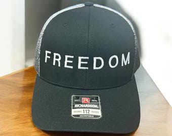 Gorra de camionero Freedom: malla con estrellas y rayas, gorra patriótica bordada