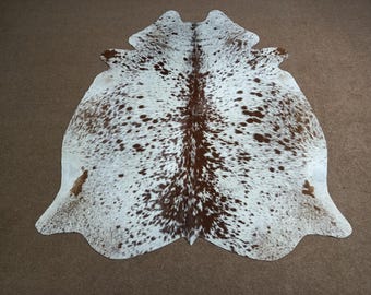 ナチュラルなブラウンとホワイトの牛革製小 – モダンな空間にぴったり