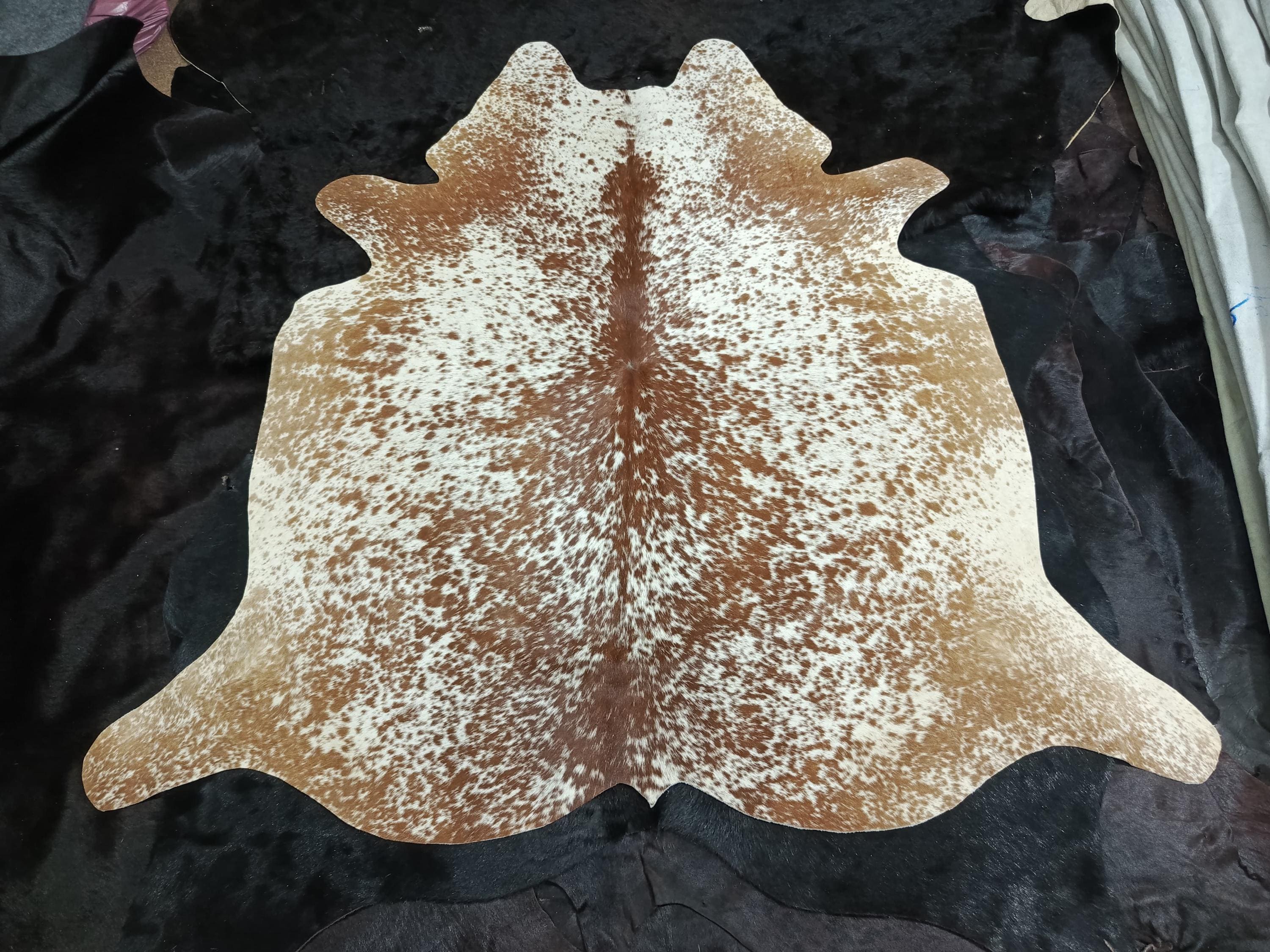 ブラウン＆ホワイトの牛革ラグ：天然の斑点模様のレザーカーペット