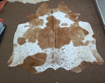 ブラウン＆ホワイトの牛革ラグ：天然の斑点模様のレザーカーペット
