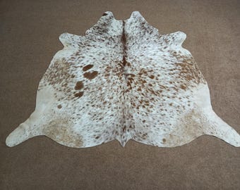 ブラウン＆ホワイトの牛革ラグ：天然の斑点模様のレザーカーペット