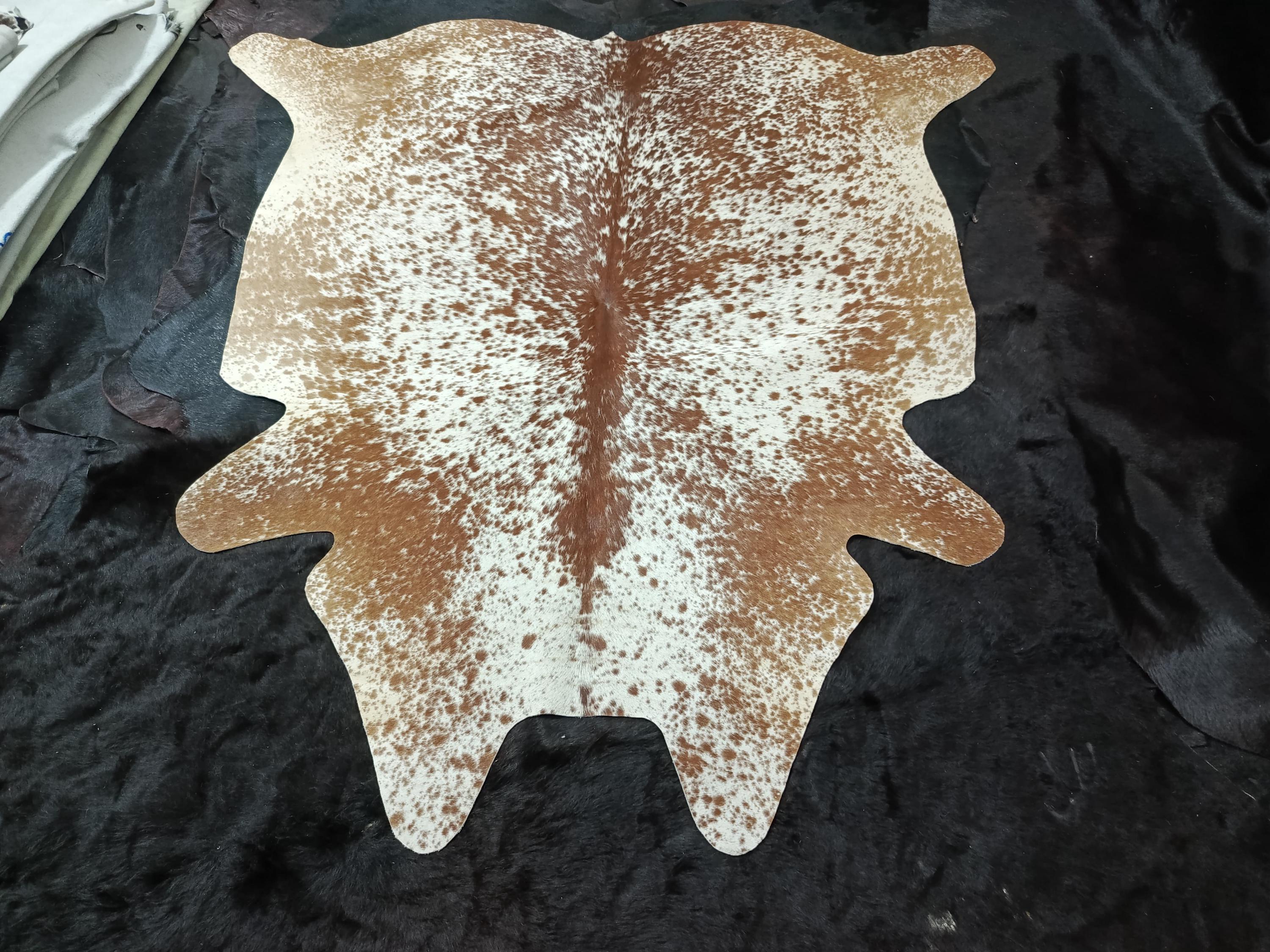 ブラウン＆ホワイトの牛革ラグ：天然の斑点模様のレザーカーペット