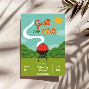 Può includere: Un invito al barbecue per la festa del papà con un'illustrazione a cartoni animati. Il design presenta una griglia rossa con fumo, un sole giallo e le parole "Grill and Chill". L'invito include la data, l'ora e il luogo.