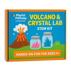 Può includere: Una scatola colorata per un kit STEM, con un'illustrazione di vulcano e barattoli con cristalli. Il testo recita "VOLCANO & CRYSTAL LAB STEM KIT" e "HANDS-ON FUN FOR AGES 4+". La scatola è arancione con sfondo blu.