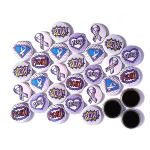 Puede incluir: Una colección de 20 botones redondos de color morado y blanco con varios diseños. Los botones presentan las palabras "POW!" "FIGHT!" y "HERO" con un diseño de cinta morada. Los botones están dispuestos en semicírculo sobre un fondo blanco.