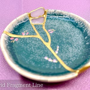 Plato Kintsugi con reparación de vidrio translúcido: arte de fusión de cerámica y vidrio, plato de joyería japonés Wabi Sabi único en su tipo. LISTO PARA REGALAR.