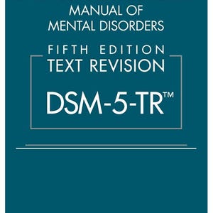 Può includere: Una copertina di libro color verde acqua con testo bianco. Il titolo recita "Diagnostic and Statistical Manual of Mental Disorders, Fifth Edition, Text Revision". Sotto c'è "DSM-5-TR™" e il logo dell'American Psychiatric Association.