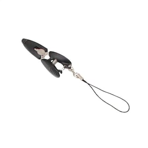 Puede incluir: Un clip de plástico negro con mecanismo de resorte y superficie de agarre texturizada, que cuenta con una bisagra de metal plateado y un lazo de cordón de nailon negro fino unido a un extremo para asegurar objetos pequeños o accesorios.