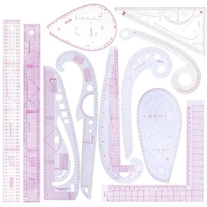 Puede incluir: Un conjunto de reglas y plantillas de plástico transparente con líneas de cuadrícula y marcas rosas. El conjunto incluye reglas rectas, reglas curvas y plantillas de varias formas para dibujo y diseño. Ideal para costura, manualidades y dibujo técnico.