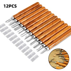 Puede incluir: Un juego de 12 herramientas para tallar madera con varias formas de cuchillas. Las herramientas tienen mangos de madera y hojas de metal plateado. Se incluyen protectores de cuchilla de plástico transparente. El texto "12PCS" es visible.
