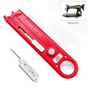 Peut inclure: Un outil découd-vite en plastique rouge doté d'une lame coulissante, d'une règle intégrée avec des graduations jusqu'à 10 cm, d'une loupe et d'un bouton blanc. L'outil porte les inscriptions Thread remover et DOMESTIC.