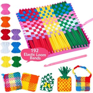 Könnte beinhalten: Ein Bastelset mit 192 elastischen Webbändern in verschiedenen Farben, einem rosa Webrahmen aus Kunststoff und einer rosa Häkelnadel. Das Set enthält mehrere Bündel farbiger Bänder sowie verschiedene fertig gewebte Objekte wie Quadrate und Ananas.