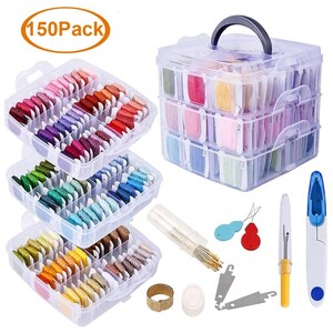 Könnte beinhalten: Ein 150-teiliges Stickgarn-Set mit drei stapelbaren, transparenten Kunststoffboxen voller bunter Garnspulen, einem Nadelbehälter, zwei Nadeleinfädlern, einem Fingerhut aus Metall, zwei Metallwerkzeugen und einem Nahttrenner mit blauer Kappe.
