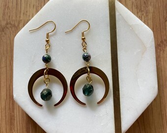 Pendientes de media luna de la colección Elphaba de Wicked Inspired