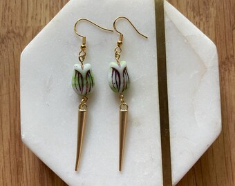 Pendientes de tulipán con forma de pico de la colección Elphaba de inspiración malvada