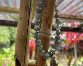 Pulsera de labradorita con dije de loto