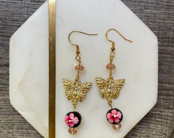 Pendientes de cuentas de madera de mariposa e hibisco