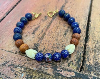 Pulsera de lapislázuli, sándalo y pikake