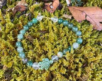 Tobillera de calcedonia verde, cristal de roca y tortuga marina