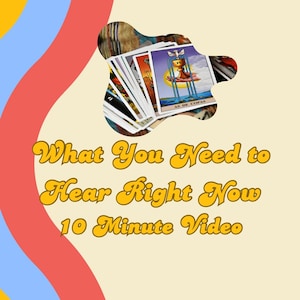 Può includere: Un mazzo di carte dei tarocchi con illustrazioni colorate, tra cui una con un calice d'oro, su sfondo color crema. Il testo "What You Need to Hear Right Now 10 Minute Video" è in un font retrò.