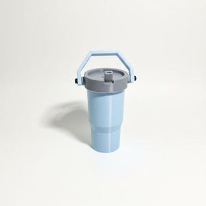 Puede incluir: Un vaso azul claro con tapa gris y asa azul claro. El vaso es cil&iacute;ndrico y tiene un asa que se arquea sobre la parte superior. La tapa tiene un cierre deslizante. El vaso es de pl&aacute;stico.