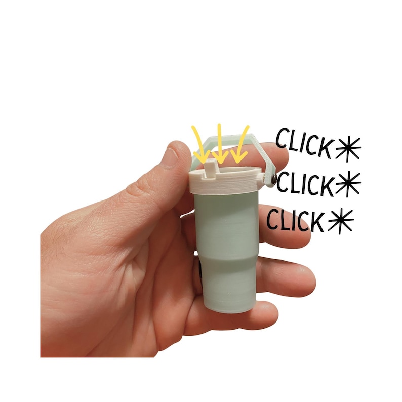 Puede incluir: Un peque&ntilde;o vaso de color verde claro con tapa y asa blancas se sostiene en una mano. El texto "CLICK" est&aacute; escrito tres veces junto al vaso. La tapa tiene una peque&ntilde;a abertura con flechas que apuntan hacia abajo.
