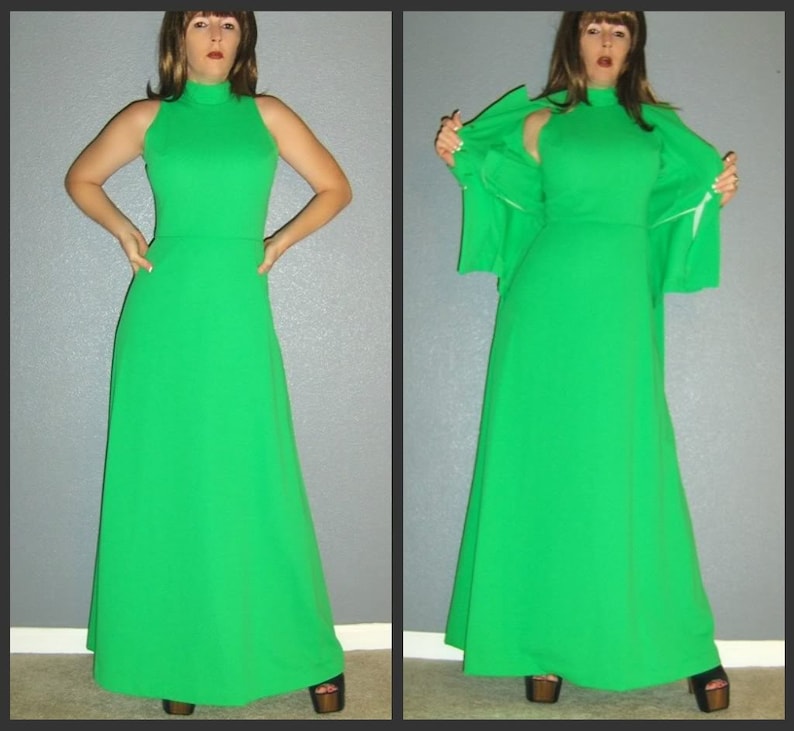 Puede incluir: Un vestido largo de color verde brillante con cuello alto y sin mangas. El vestido tiene una silueta simple y elegante y est&aacute; hecho de una tela suave y fluida.
