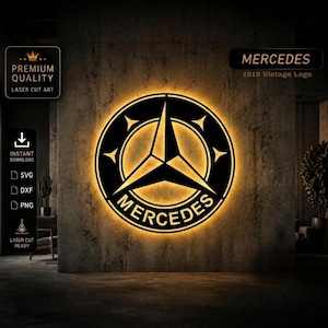 Può includere: Un logo Mercedes-Benz nero e oro, arte tagliata al laser, montato su un muro strutturato. Il logo è illuminato da una calda luce, e il testo "MERCEDES 1916 Vintage Logo" è visualizzato sopra. L'immagine include anche icone "Premium Quality Laser Cut Art" e "Instant Download".
