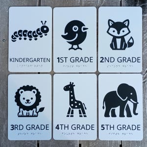 Juego de letreros para aulas de primaria, desde preescolar hasta quinto grado, con letras en relieve y braille, cumple con la ADA, 15 x 23 cm
