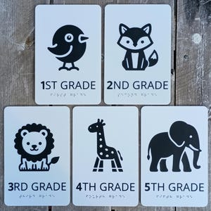 Juego de letreros para aulas de primaria, de 1.º a 5.º grado, con letras en relieve y braille, cumple con la ADA, 15 x 23 cm