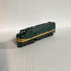 Athearn HO scale northern pacific F7A POWER LOCOMOTIVE #6011A tested good