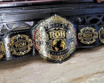 Personalizowany pas mistrzowski Ring of Honor World Tag Team Belt, mosiężne płytki, pasek ze skóry naturalnej, wieszak ścienny i materiałowa torba.