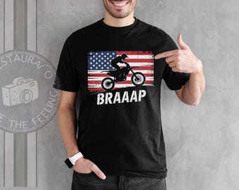 Braaap Through the Snow シャツ、おもしろダートバイクTシャツ、モトクロスライダーへのアメリカ国旗ギフト
