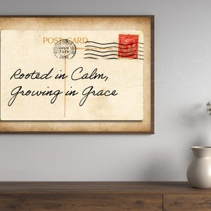 Cartolina d'arte stampabile "Radicata nella calma" / Decorazione murale digitale 7x5 / Stampa con citazione ispirata al vintage / Affermazione rilassante per la casa / Download immediato