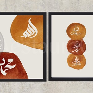 Könnte beinhalten: Zwei gerahmte Kunstdrucke mit abstrakten Aquarelldesigns in Orange- und Brauntönen. Jeder Druck hat weiße arabische Kalligraphie. Das Kunstwerk ist vor einem neutralen Hintergrund platziert und schafft eine moderne und minimalistische Ästhetik.