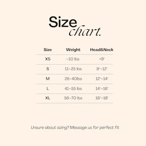 Puede incluir: Una tabla de tallas con texto negro sobre un fondo crema. Enumera las tallas de XS a XL con rangos de peso en libras y medidas de cabeza y cuello en pulgadas. El texto dice Size chart, Size, Weight, Head&Neck y Unsure about sizing? Message us for perfect fit.