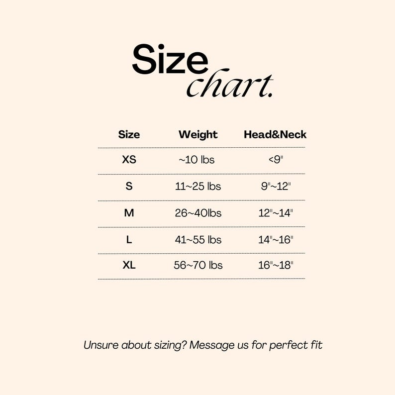 Puede incluir: Una tabla de tallas con texto negro sobre un fondo crema. Enumera las tallas de XS a XL con rangos de peso en libras y medidas de cabeza y cuello en pulgadas. El texto dice Size chart, Size, Weight, Head&Neck y Unsure about sizing? Message us for perfect fit.