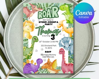 Puede incluir: Una invitación con temática de dinosaurios con el texto "ROAR" y "Thomas cumple 3 años". La invitación presenta varios dinosaurios de dibujos animados en tonos verdes, amarillos, naranjas, morados y rosas. La invitación está en un plato gris con hojas verdes.