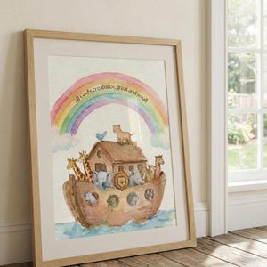 Puede incluir: Ilustración en acuarela del Arca de Noé con animales, un arcoíris y el texto "all God's creatures, great and small". La obra enmarcada presenta un arca de madera con parejas de animales, incluyendo jirafas, leones y elefantes.