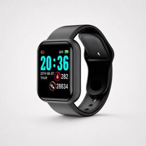 Peut inclure: Une montre connectée numérique noire avec un écran rectangulaire affichant l'heure 20:36, la date 2019-08-07, une icône de flamme avec le nombre 282 et une icône de chaussure avec le nombre 28634. Elle possède un bracelet en silicone noir lisse.