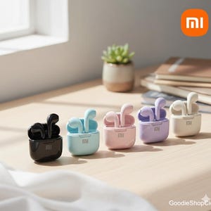 Puede incluir: Un conjunto de auriculares inalámbricos en varios colores: negro, azul claro, rosa, morado y crema. Cada juego está en un estuche de carga a juego, con el logotipo de la marca visible. Los auriculares se muestran sobre una superficie de madera.