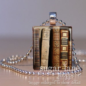 collier livre vintage - collier livres anciens - (BRB1) - cadeau bibliothécaire - cadeau club de lecture - pendentif tuile de Scrabble avec chaîne