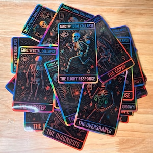 Tarot del Colapso Total – Mini baraja de 28 cartas con pegatinas de tarot / Pegatinas de humor negro, set de vinilos de Caos Oculto, estética apocalíptica