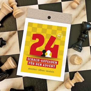 Könnte beinhalten: Ein rechteckiger Kalender mit gelb-weißem Karomuster, der die große rote Zahl 24, ein kleines schwarz-weißes Schachbauern-Symbol sowie den Text "Nr. 4", "SCHACH-AUFGABEN FÜR DEN ADVENT" und "abreißen • öffnen • knobeln" zeigt.