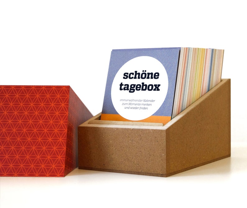 Geschenk für Sie: SCHÖNETAGEBOX mit Deckel, immerwährender Kalender und Tagebuch zum Sammeln von Erinnerungen, Geschenk für Freundin / Frau Bild 2