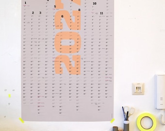 Könnte beinhalten: Ein vertikaler Wandkalender für das Jahr 2024 mit hellgrauem Hintergrund und den großen, fetten, pfirsichfarbenen Ziffern 2, 0, 2 und 4, die vertikal in der Mitte gestapelt sind. Der Kalender zeigt zwölf Datumsspalten in schwarzer Schrift.